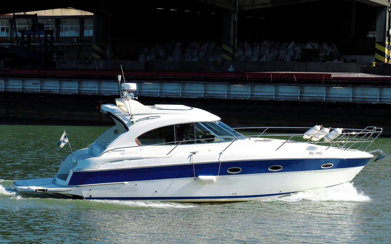 Lux Bavaria 38 Sport bočni pogled na jahtu u plovidbi rekom.