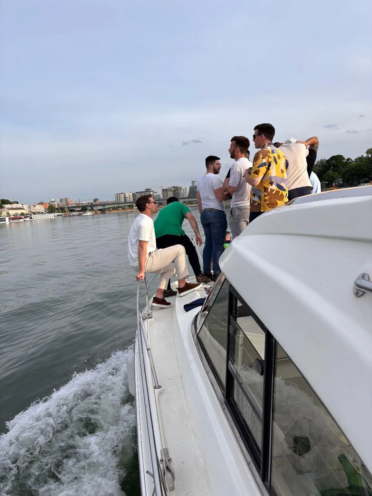 Gosti uživaju na palubi jahte Lux Bavaria uz pogled na Beograd.