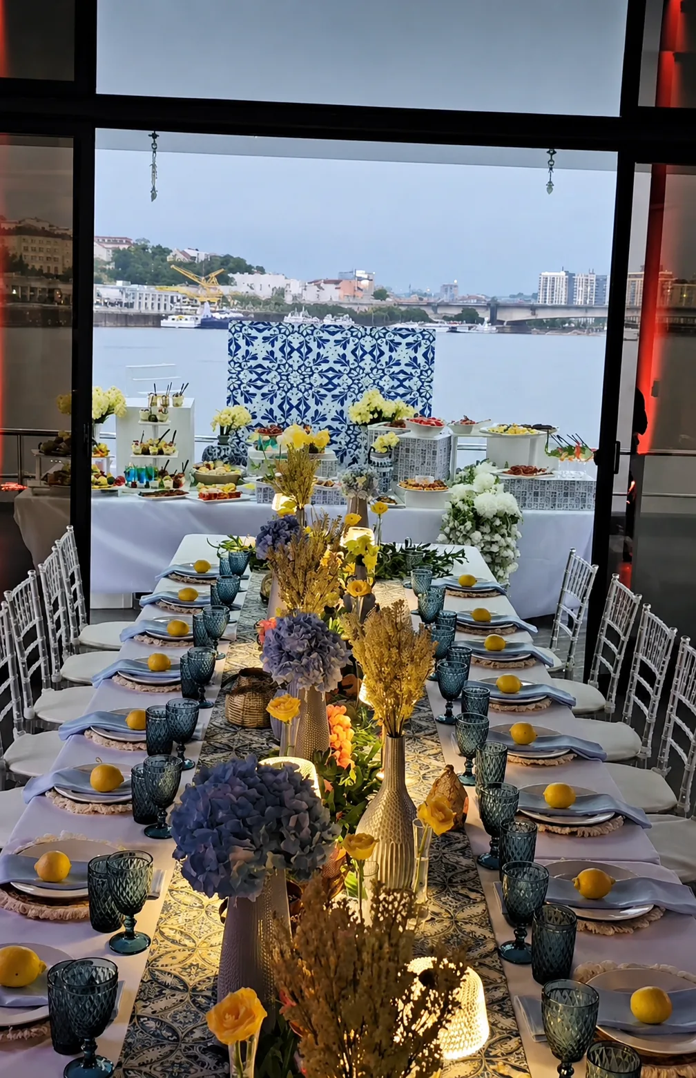 Elegantno uređeni stolovi na LUX Marina Katamaranu za VIP događaje i proslave.