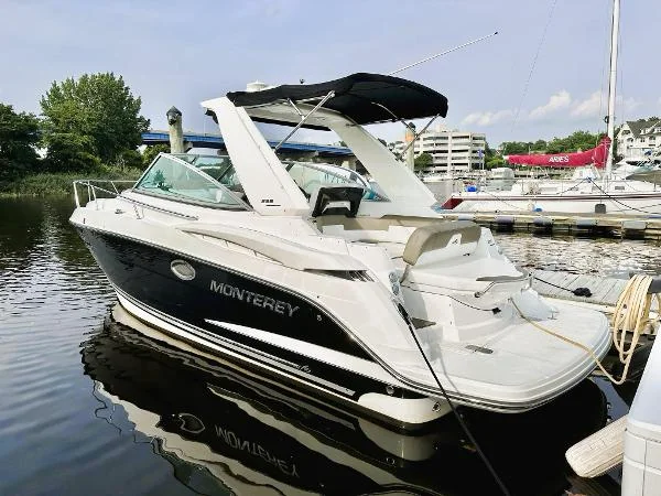 Monterey Marine Yacht privezana u marini — elegantan dizajn i vrhunska oprema.