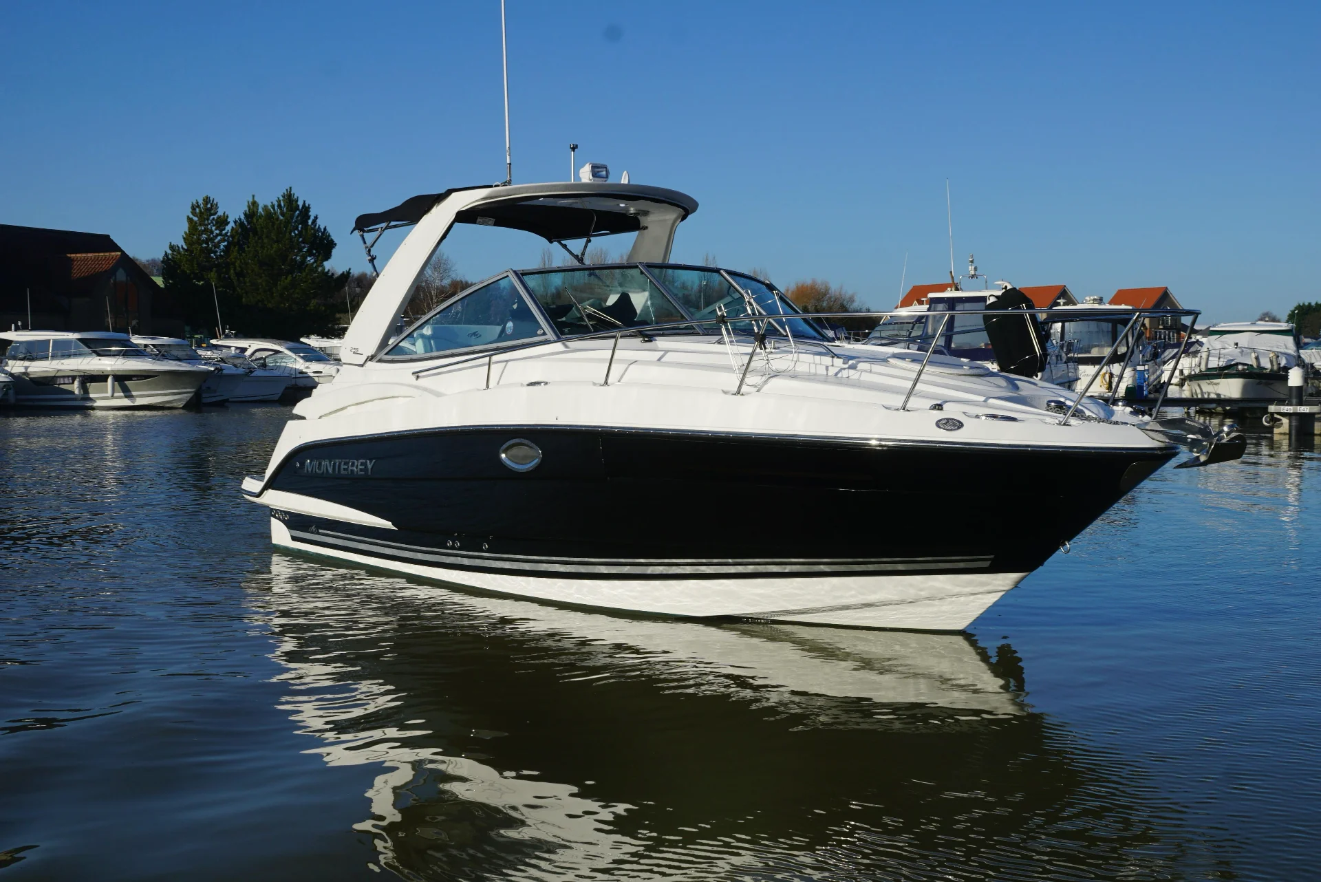 Prednji profil Monterey Marine Yacht jahte u marini sa refleksijom u vodi.