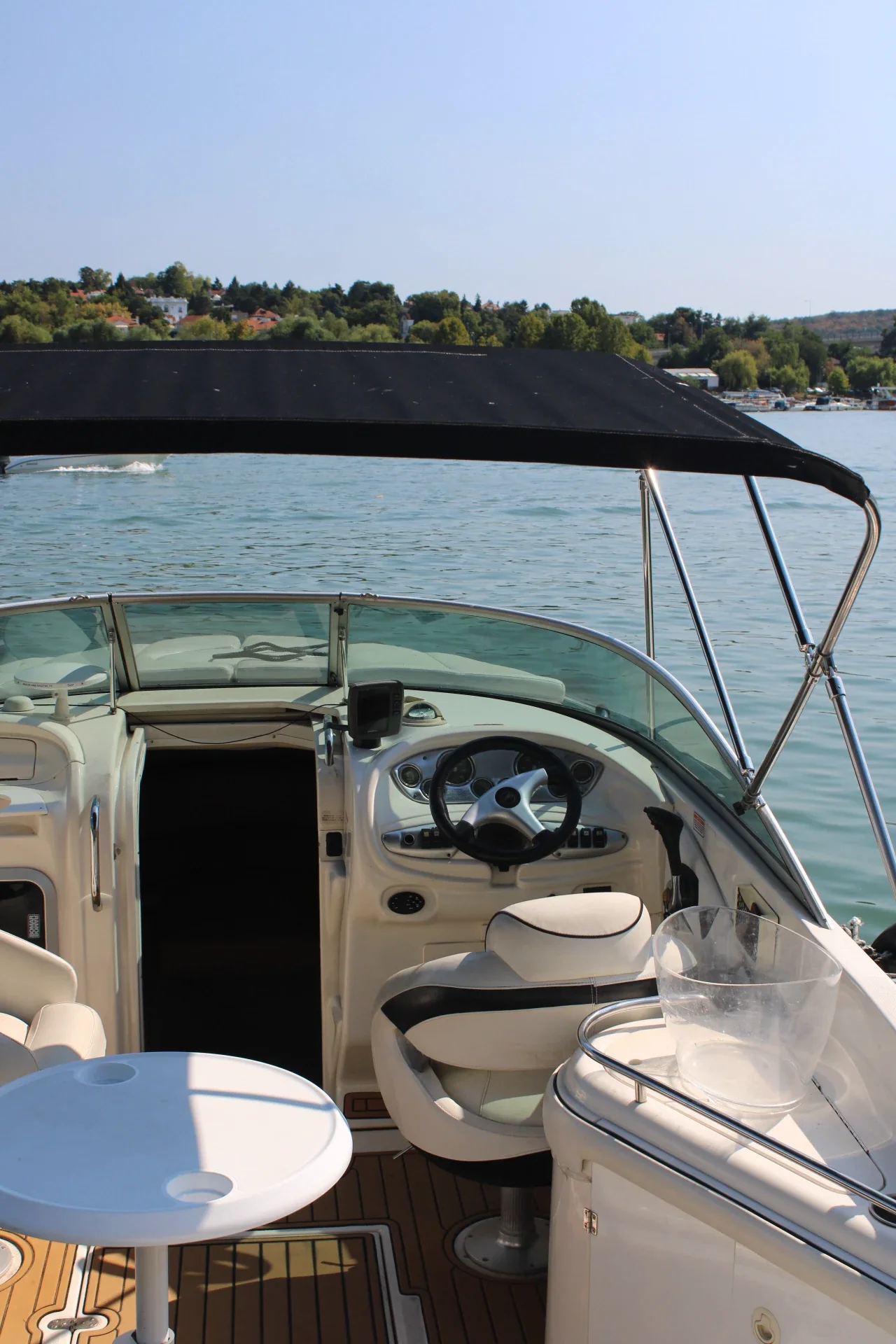 Kokpit Monterey Speed Yacht sa panoramskim pogledom na reku u Beogradu.