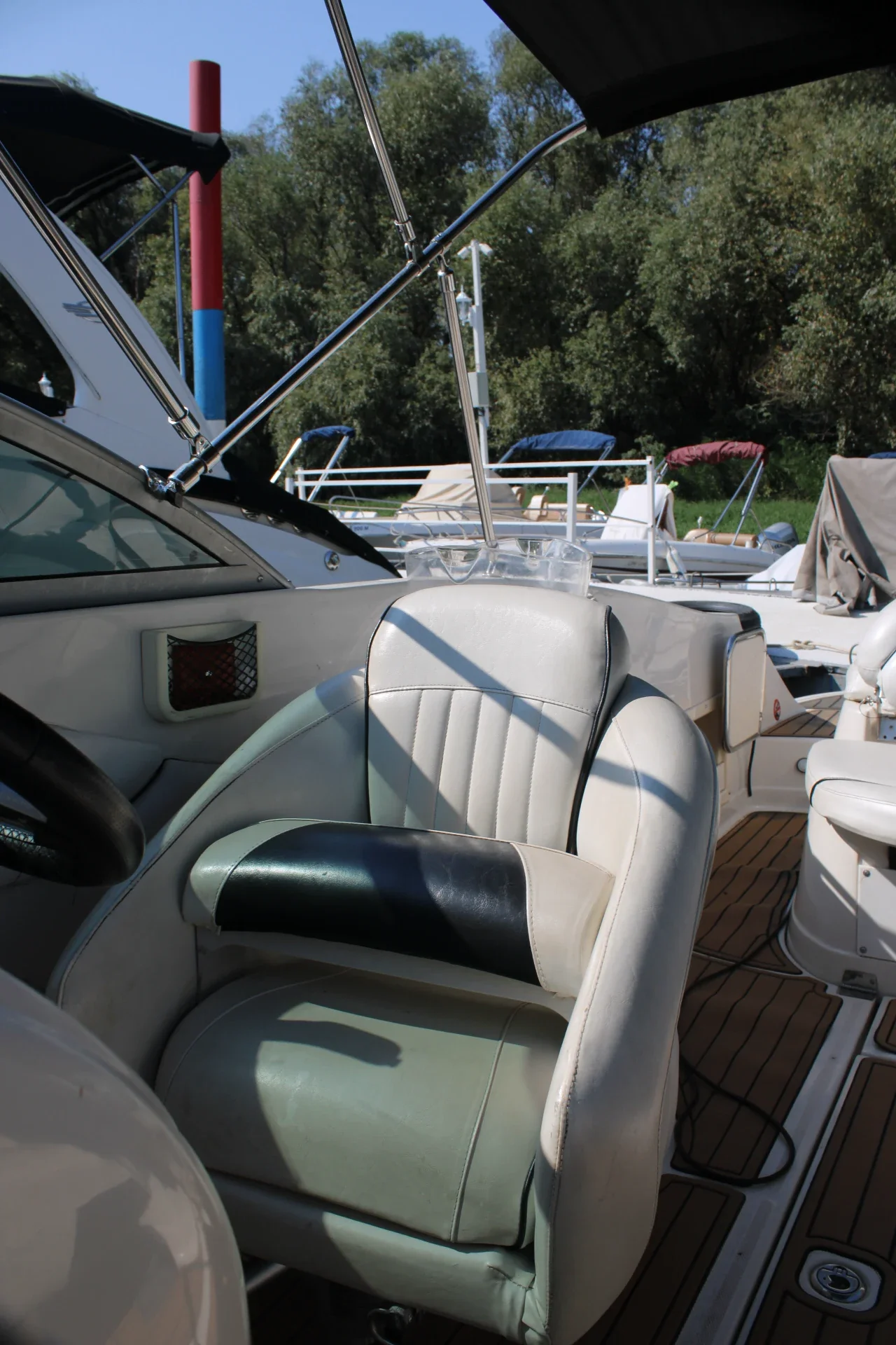 Sedišta i unutrašnjost Monterey Speed Yacht sa premium tapaciranjem.