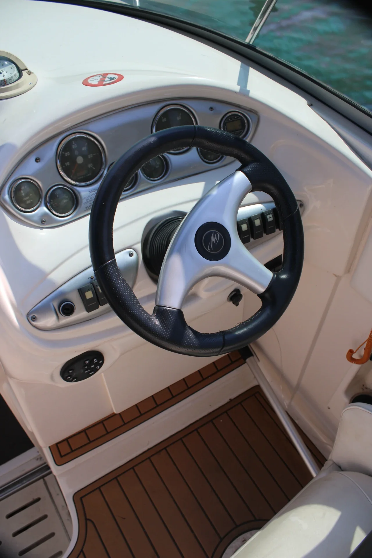 Volan i kontrolna tabla Monterey Speed Yacht sa Monterey znakom.