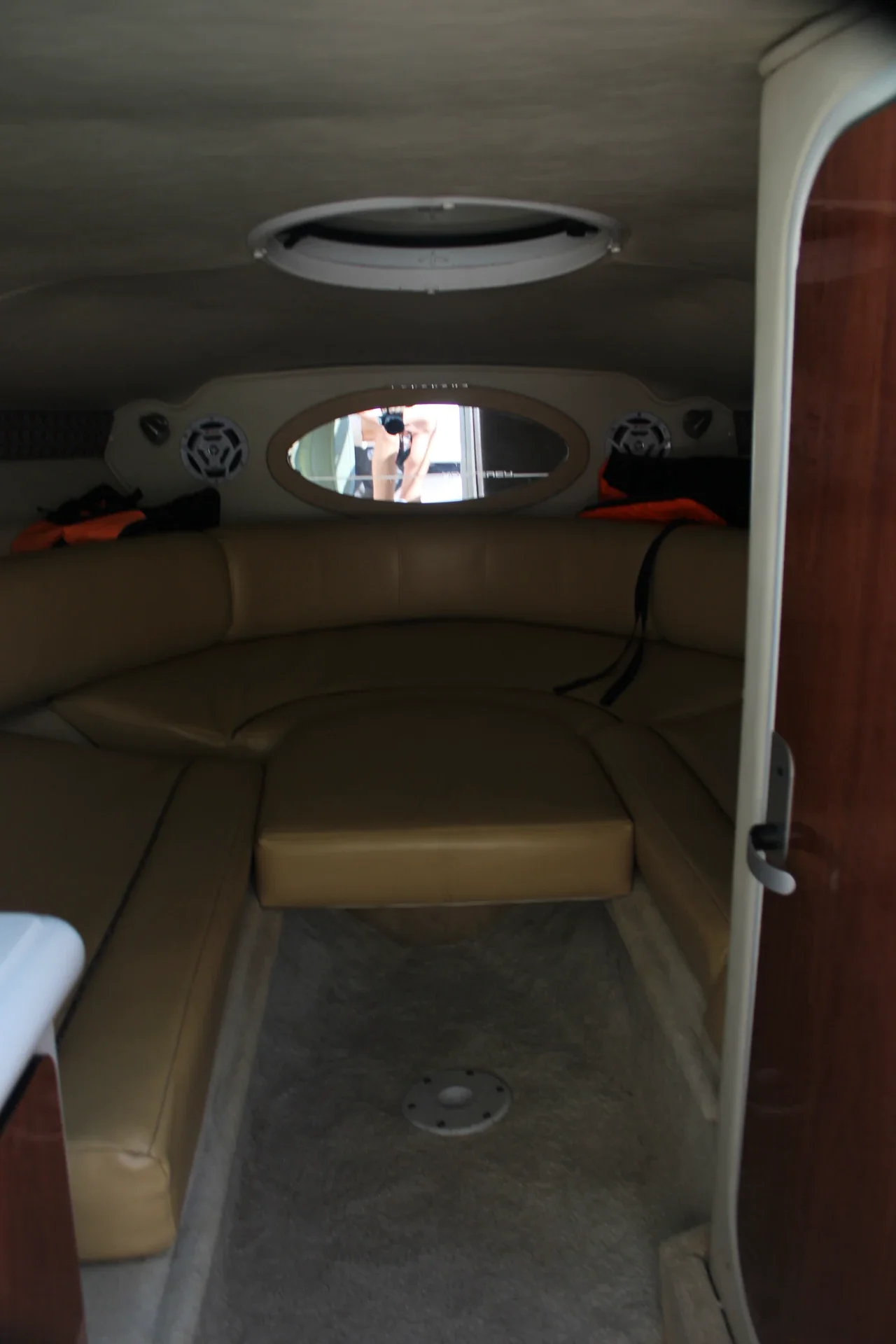 Zadnji lounge Monterey Speed Yacht sa premium zvučnicima.