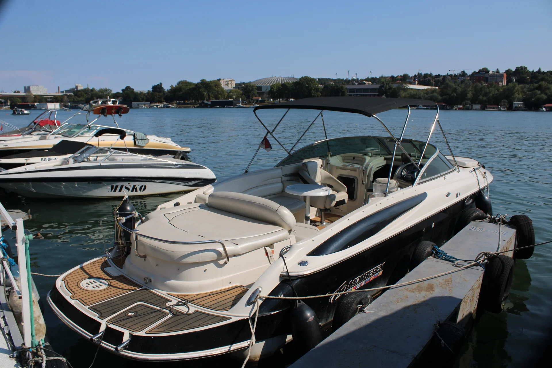 Monterey Speed Yacht privezana u marini u Beogradu sa pogledom na Beogradsku arenu.