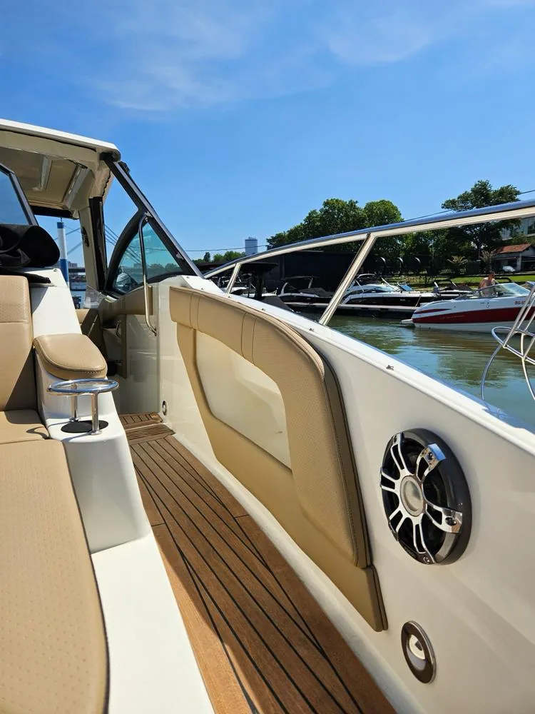 Bočna paluba Sea Ray Sundancer 320 sa premium teak podom i zvučnicima.
