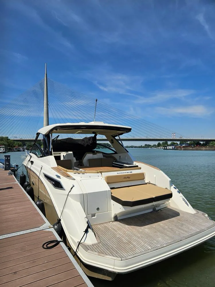 Sea Ray Sundancer 320 zadnja paluba sa pogledom na Most na Adi u Beogradu.