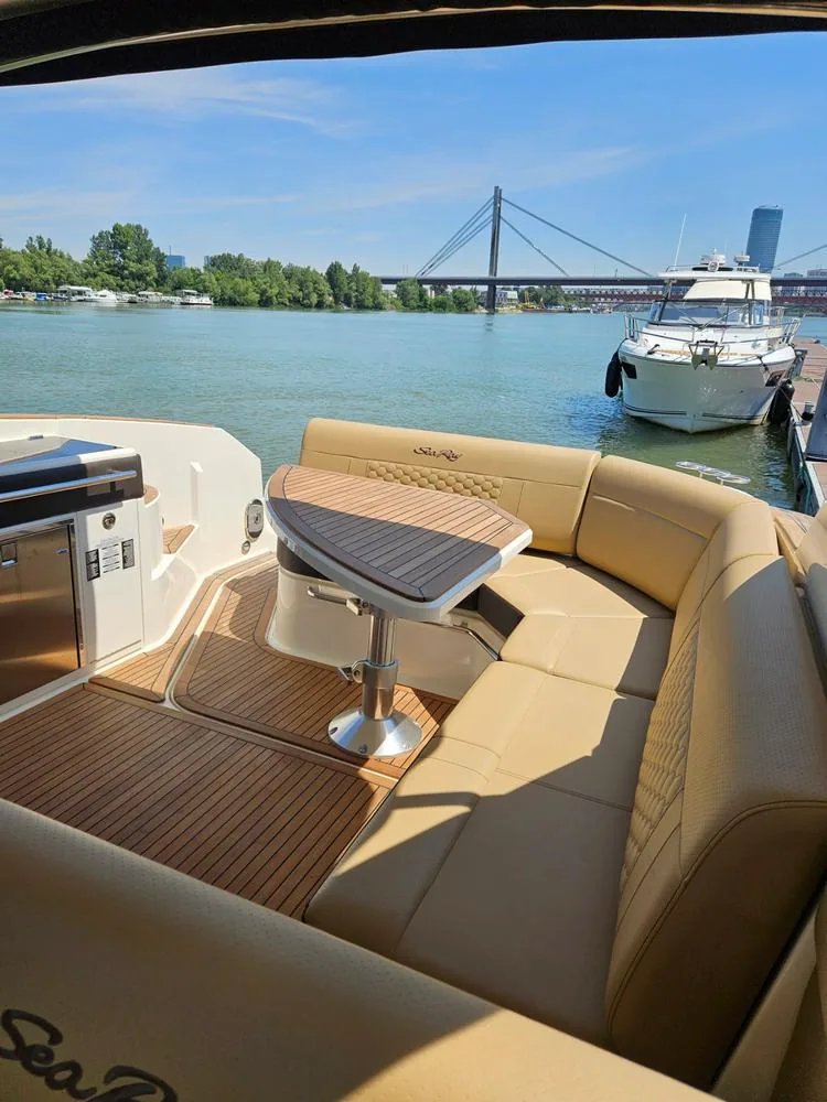 Elegantan lounge Sea Ray Sundancer 320 sa pogledom na Savu i Brankov most.