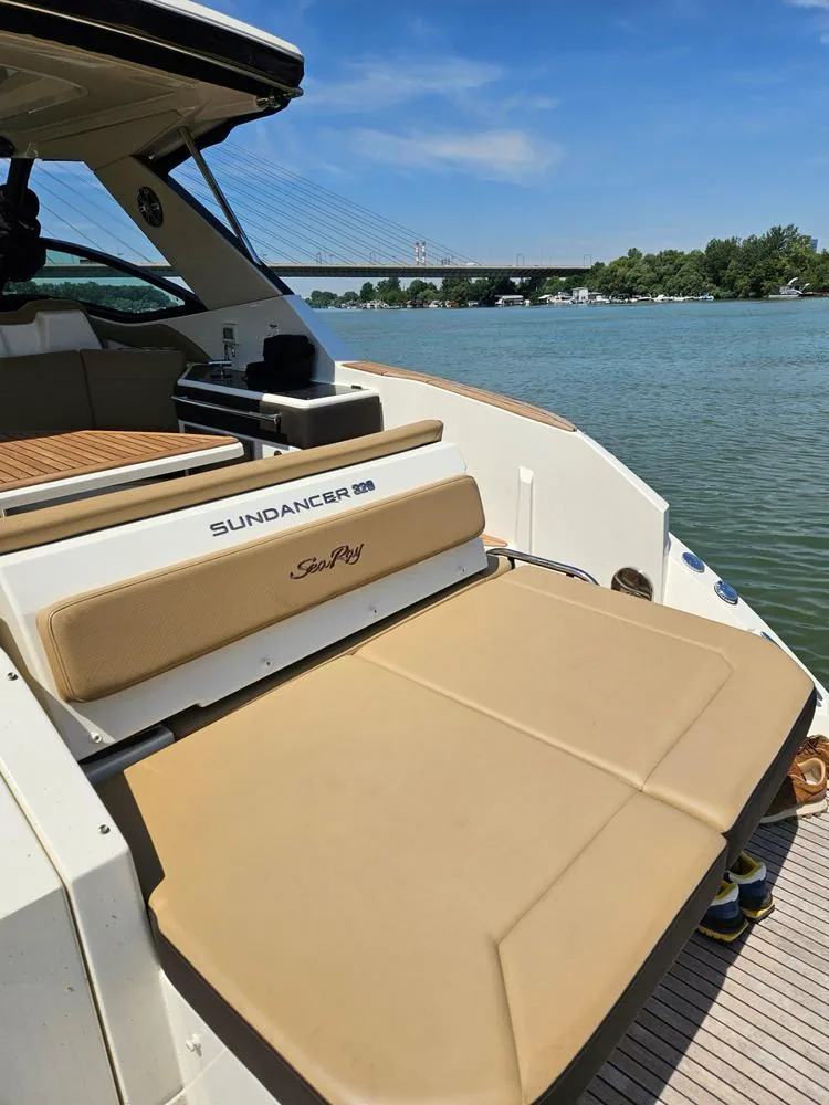 Prostrana sunbed platforma Sea Ray Sundancer 320 sa Sundancer 320 oznakom.