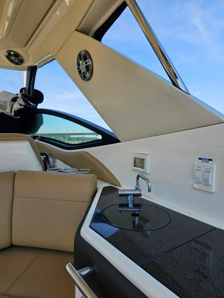 Enterijer i kokpit Sea Ray Sundancer 320 sa staklenim krovom.