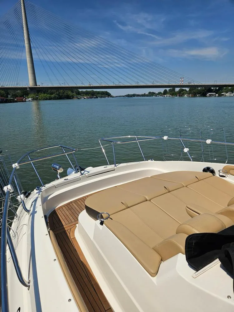 Pramac Sea Ray Sundancer 320 sa panoramskim pogledom na Most na Adi.