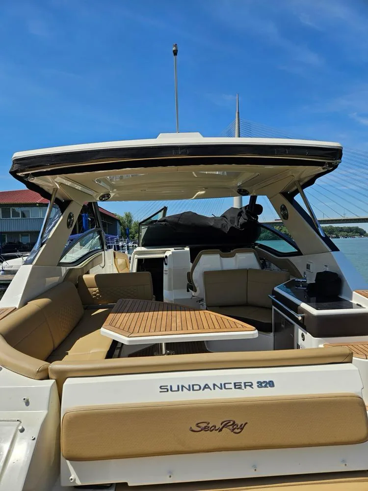 Zadnja paluba i sunbed Sea Ray Sundancer 320 ispred Mosta na Adi.