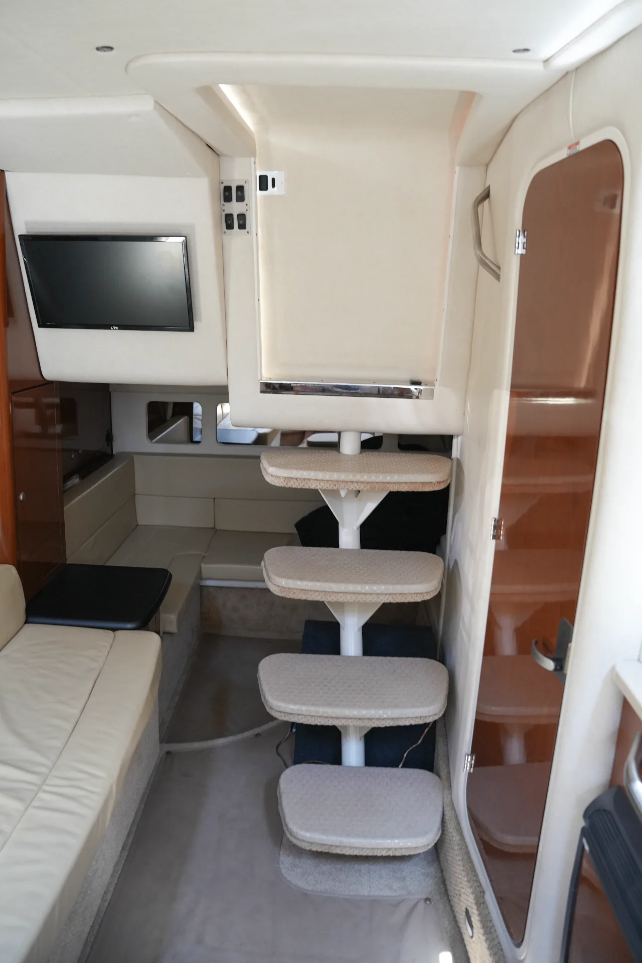 Unutrašnjost jahte Sea Ray 335 Timescape sa stepenicama i salon prostorom.